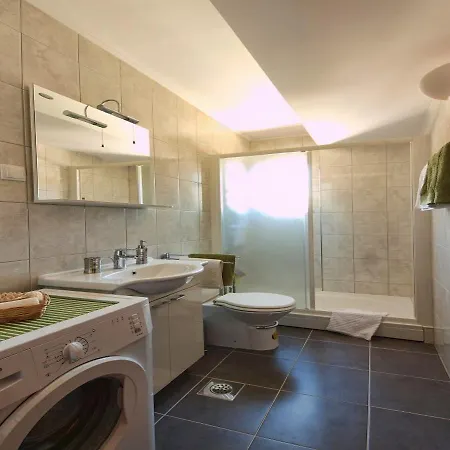 アパート Anuska ツァヴタット